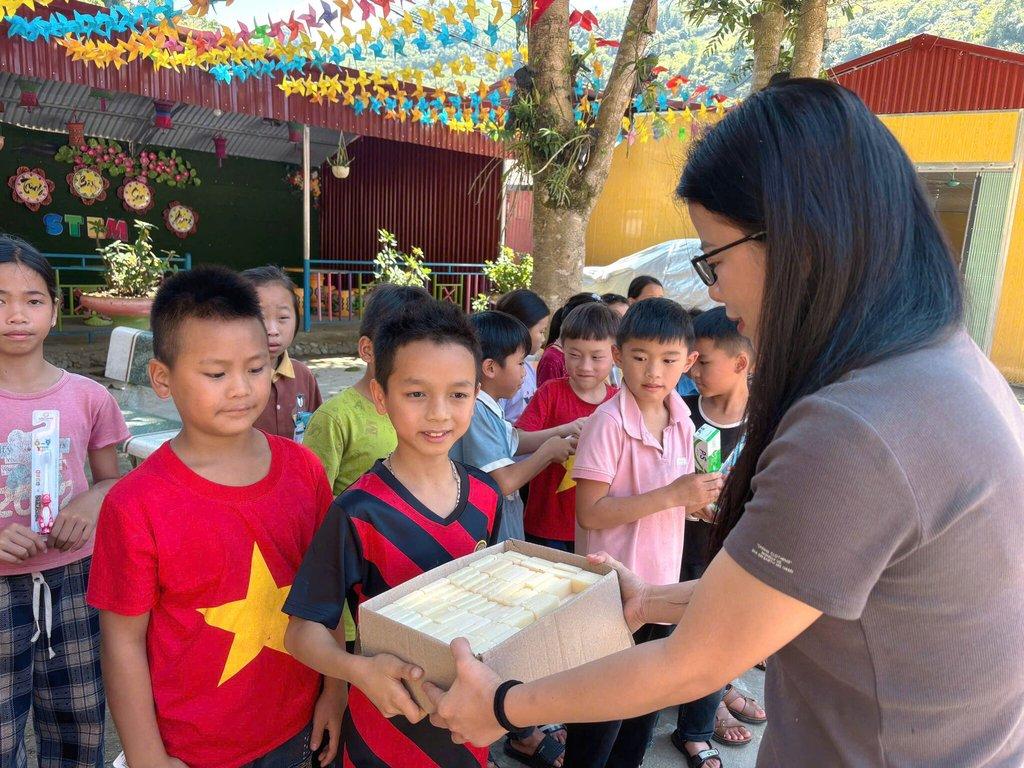 Hình ảnh trao quà CSR 1