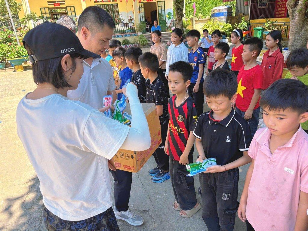 Hình ảnh trao quà CSR 3
