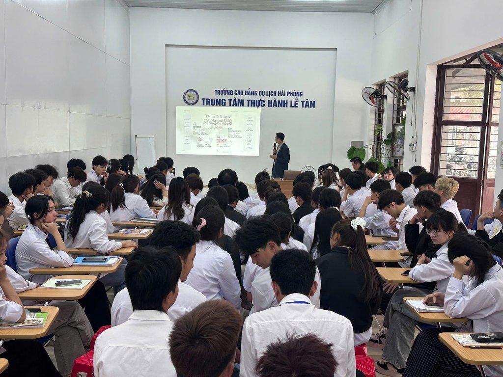 Toàn cảnh buổi gặp gỡ giữa đại diện khách sạn và sinh viên Lào Cai