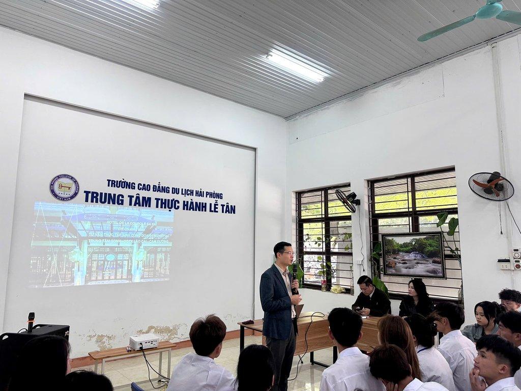 Các bạn sinh viên Lào Cai chăm chú lắng nghe