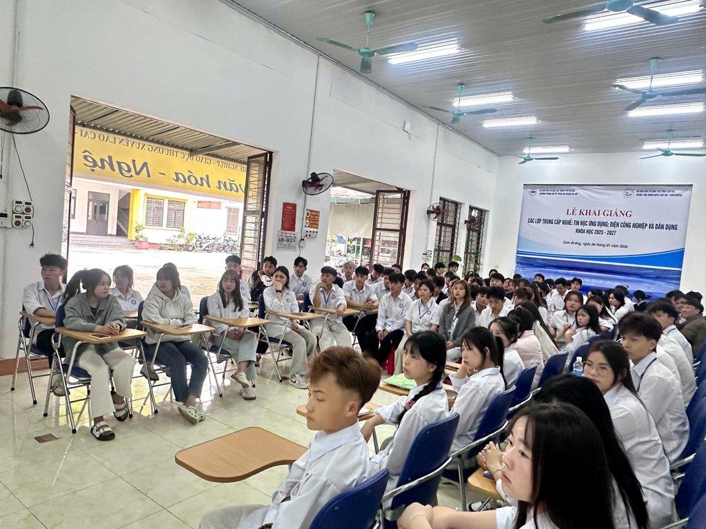 Trao đổi trực tiếp, giải đáp thắc mắc của sinh viên Lào Cai